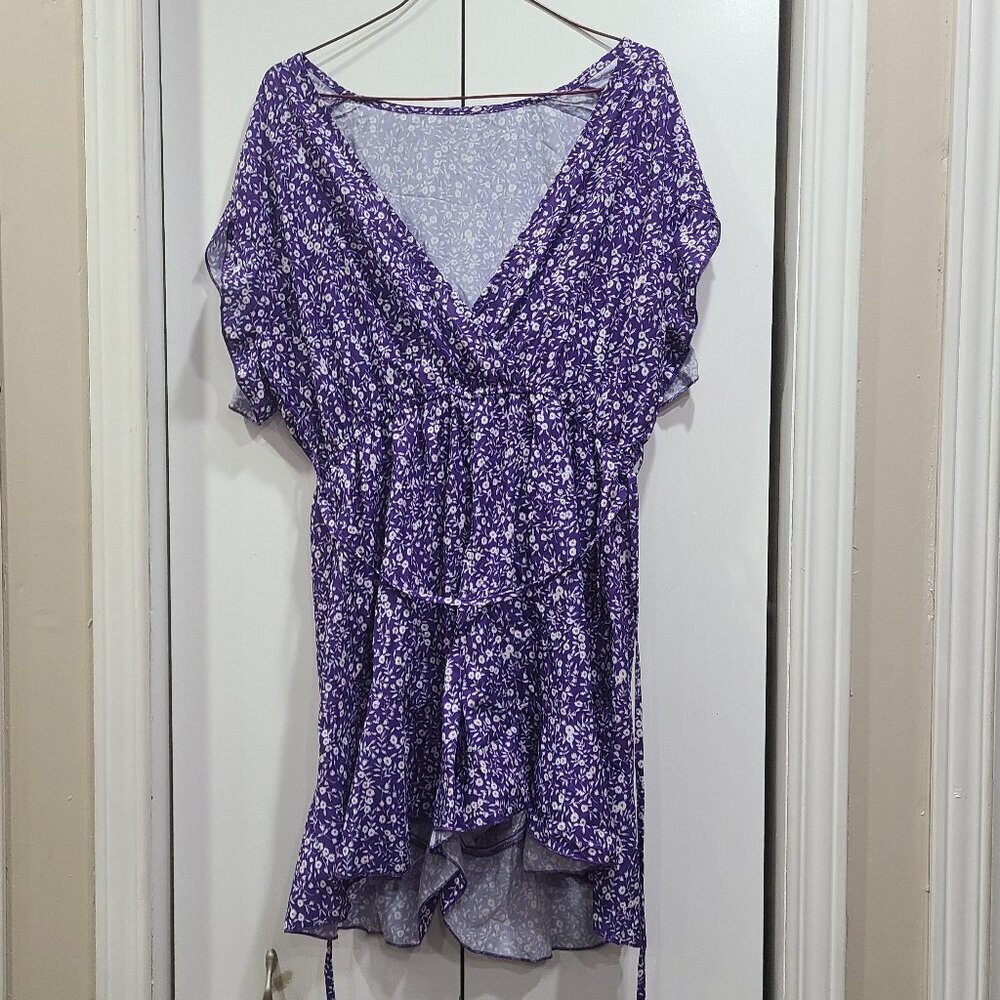 🥵 NWOT purple flower design romper casual v neck